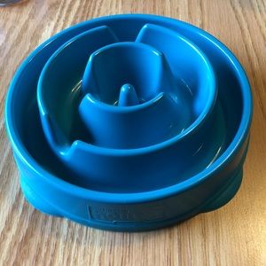 Outward Hound
Fun Feeder dog bowls feature meal-lengthening ridges to help slow